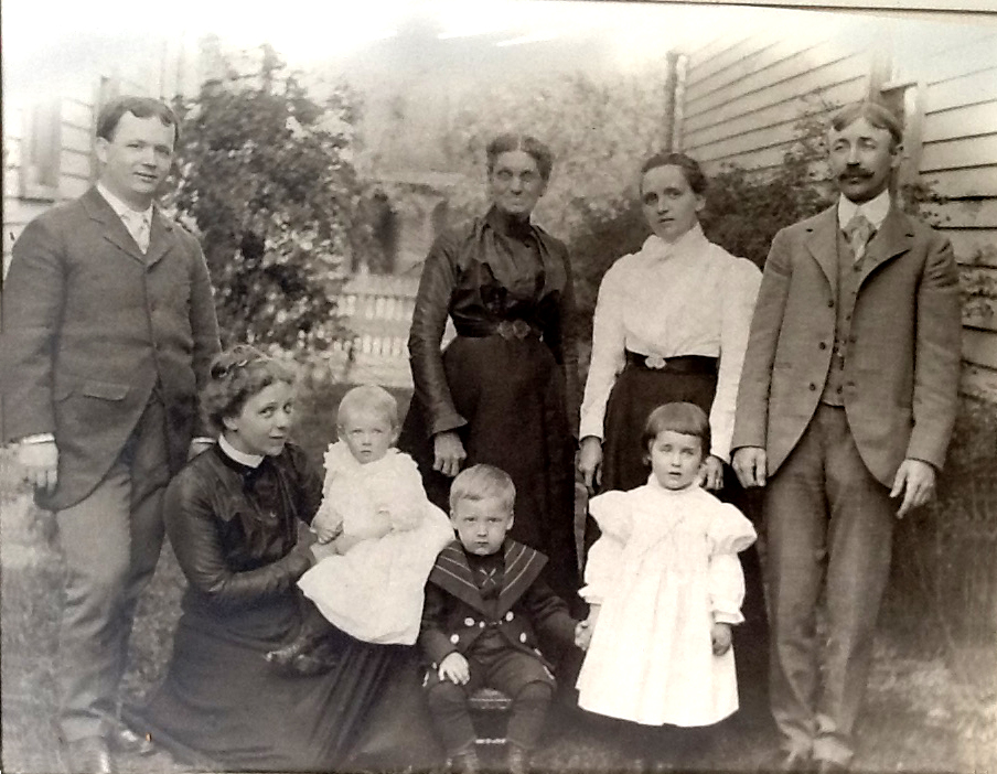Photo of photos/Wilfred Glover McLennan 1896-1992 fam portrait_med